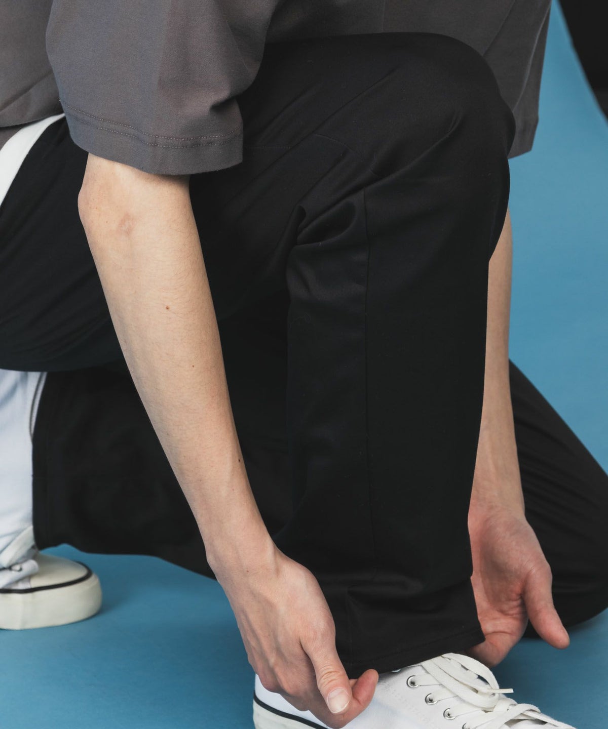 NAVY SARARI サテンクールテーパードパンツ メンズ