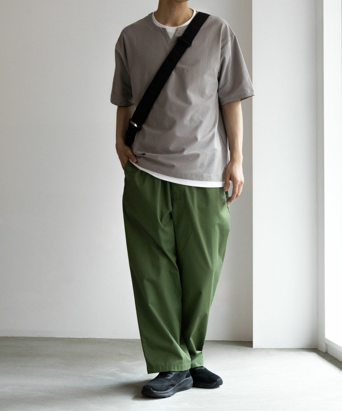 SARARI NAVY 冷感キーネックTシャツ メンズ