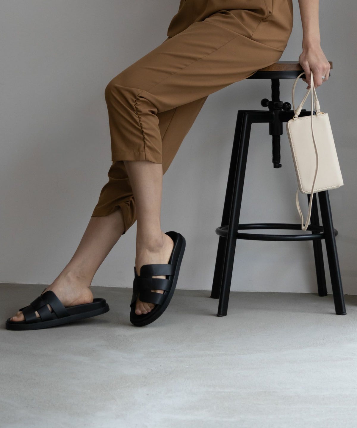 SARARI NAVY シャーリングパンツ レディース