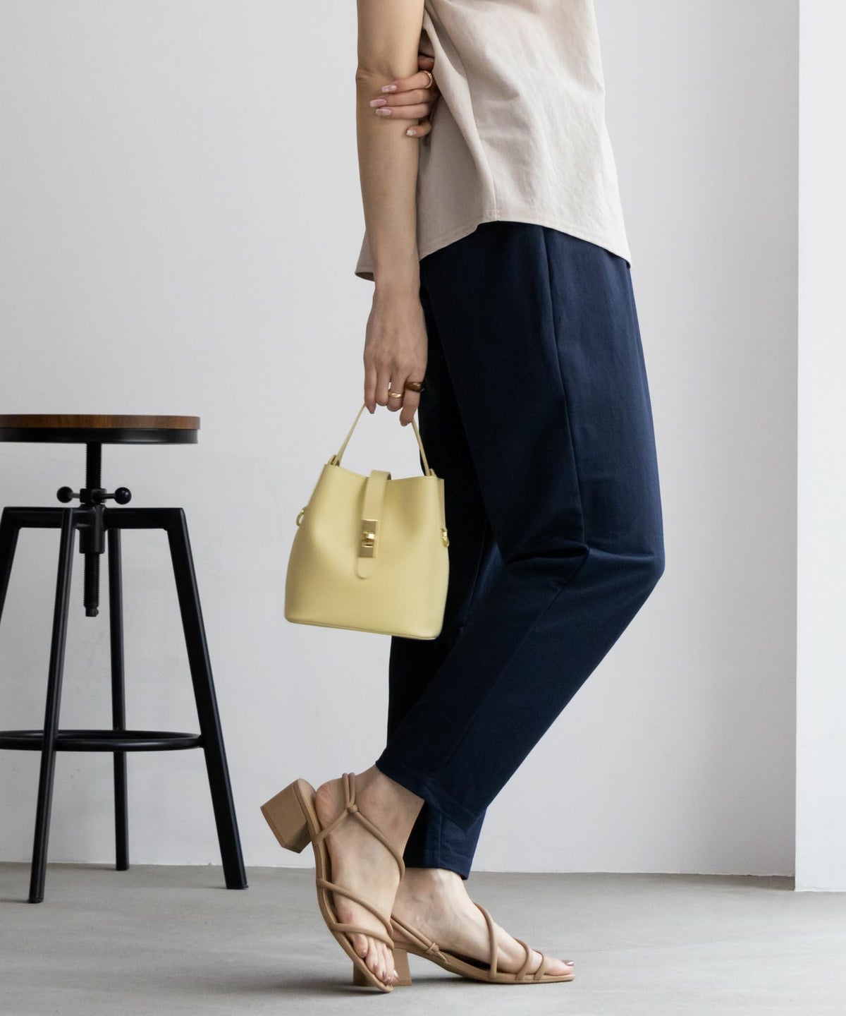 NAVY SARARI テーパードパンツ レディース