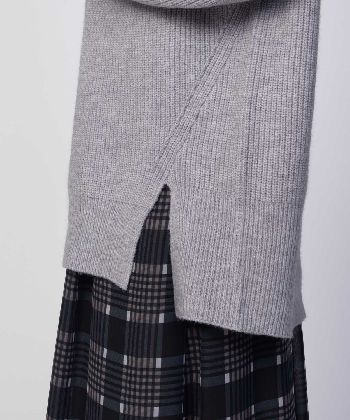 HusHusH ハイネックプルオーバー レディース