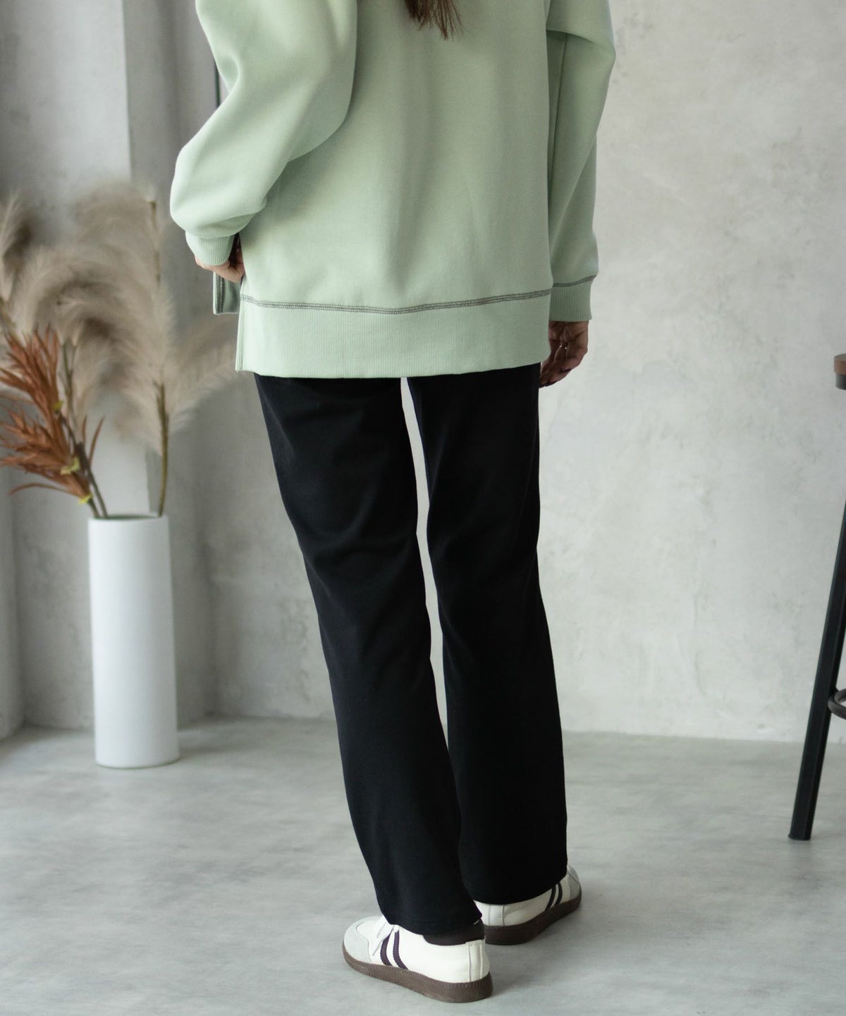 nAvy モイストタッチストレートパンツ レディース