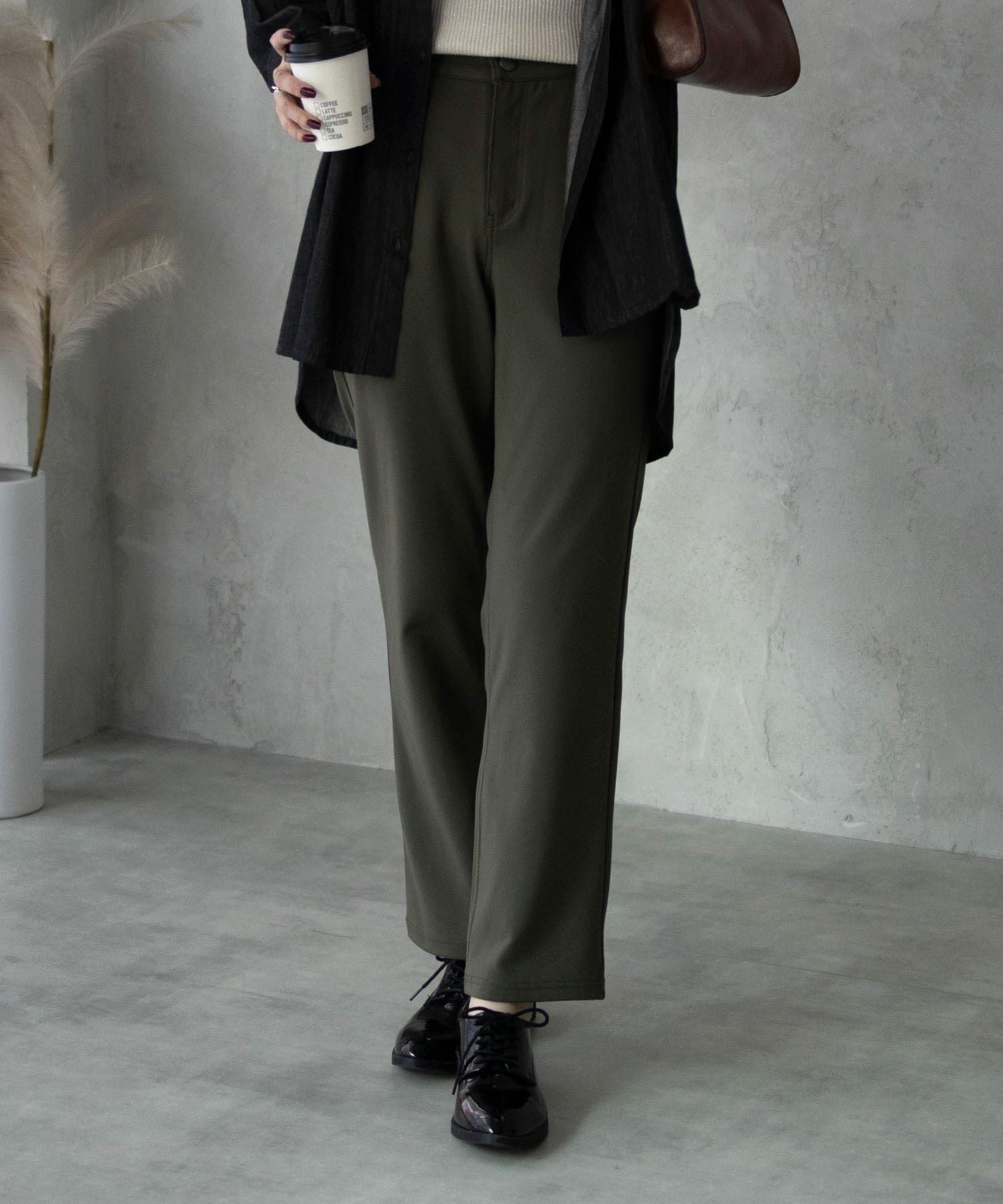 nAvy モイストタッチストレートパンツ レディース