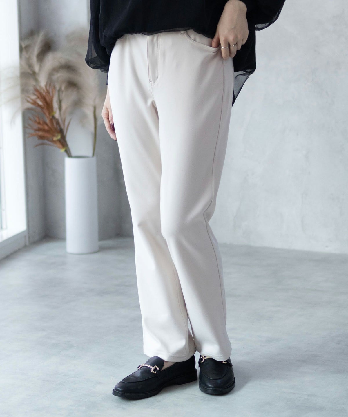 nAvy モイストタッチストレートパンツ レディース