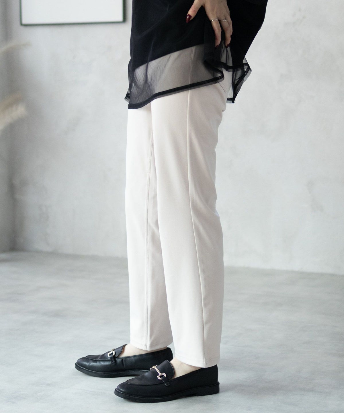 nAvy モイストタッチストレートパンツ レディース