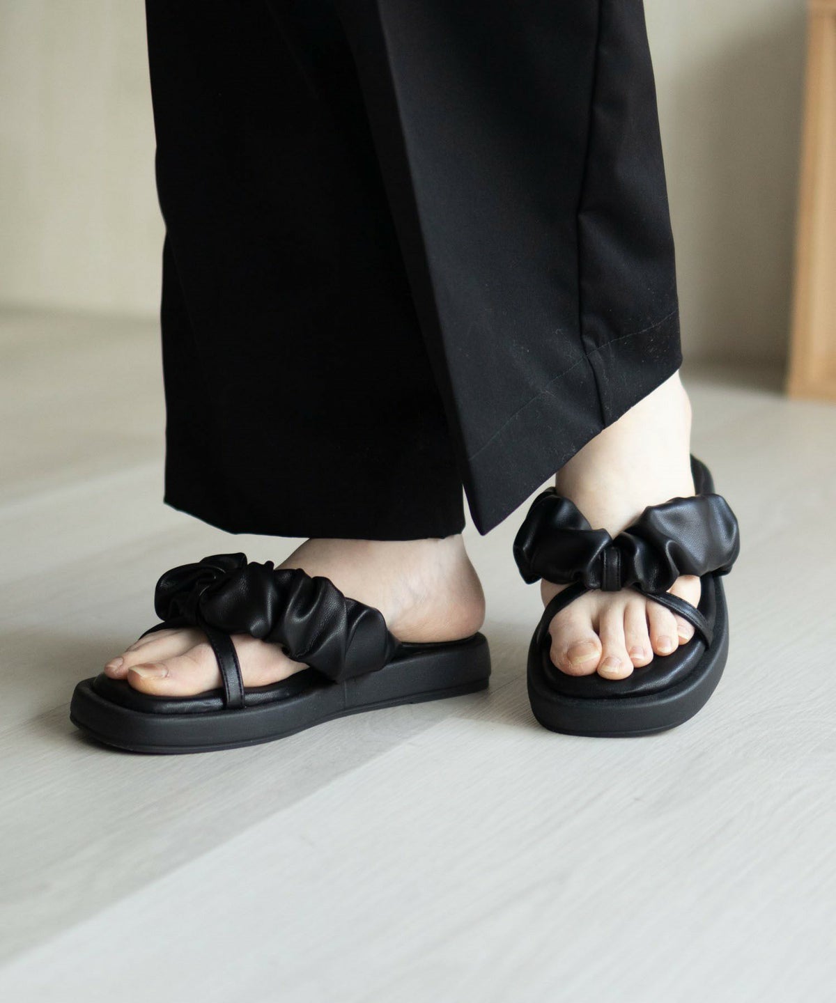 HusHusH クシュクシュサンダル レディース