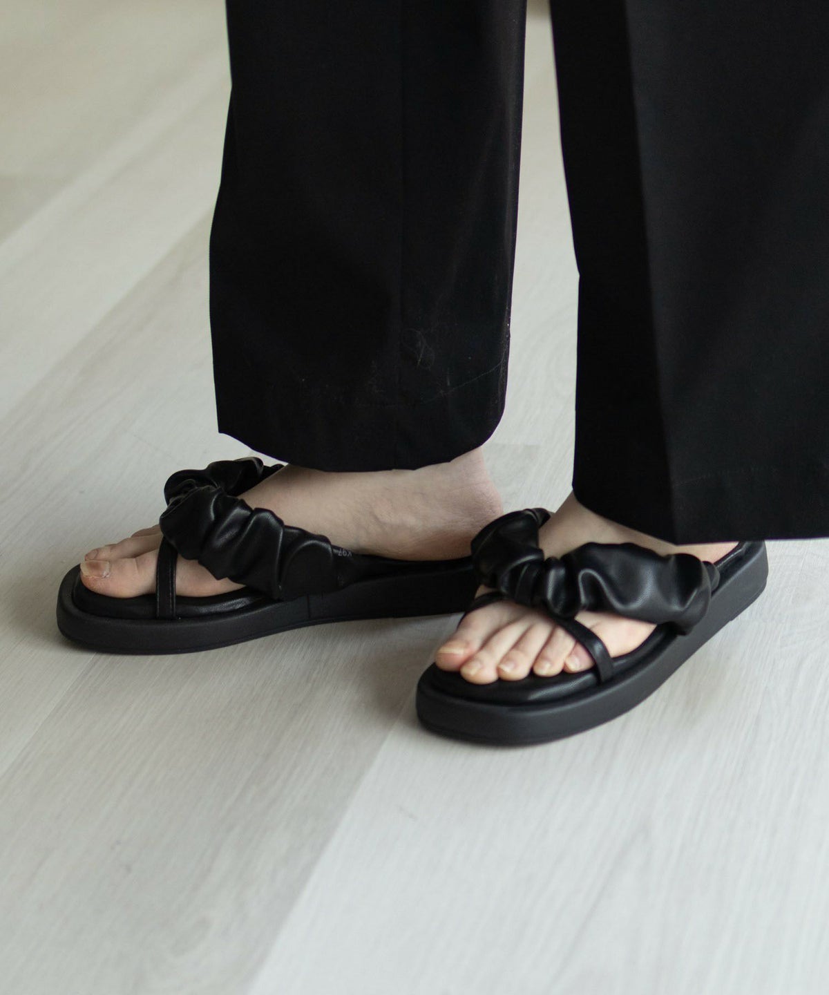 HusHusH クシュクシュサンダル レディース