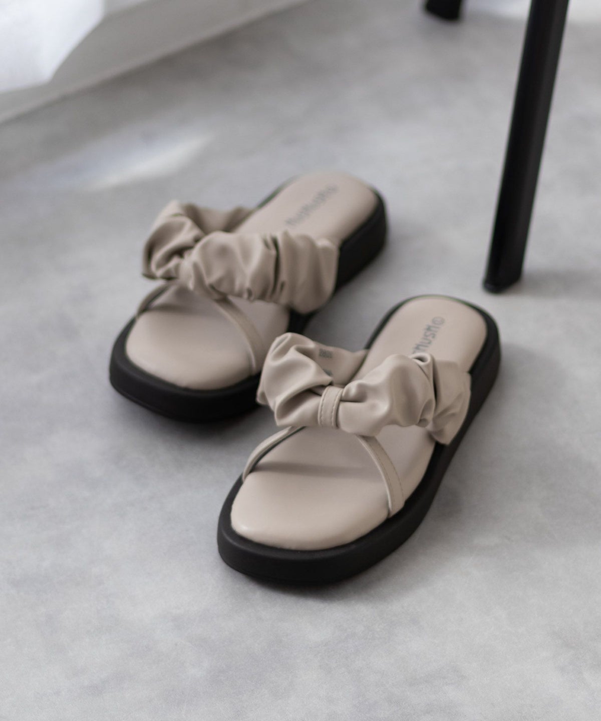 HusHusH クシュクシュサンダル レディース