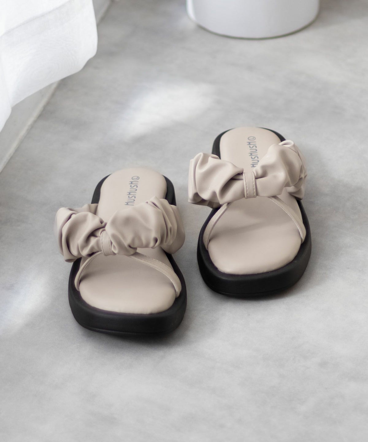 HusHusH クシュクシュサンダル レディース