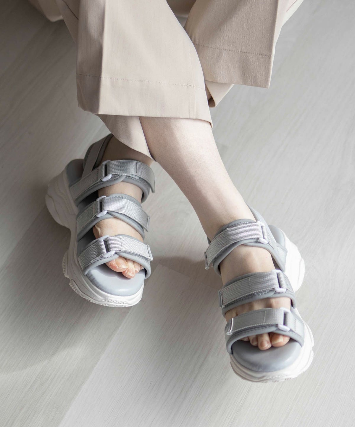 HusHusH テープ使いスポーツサンダル レディース