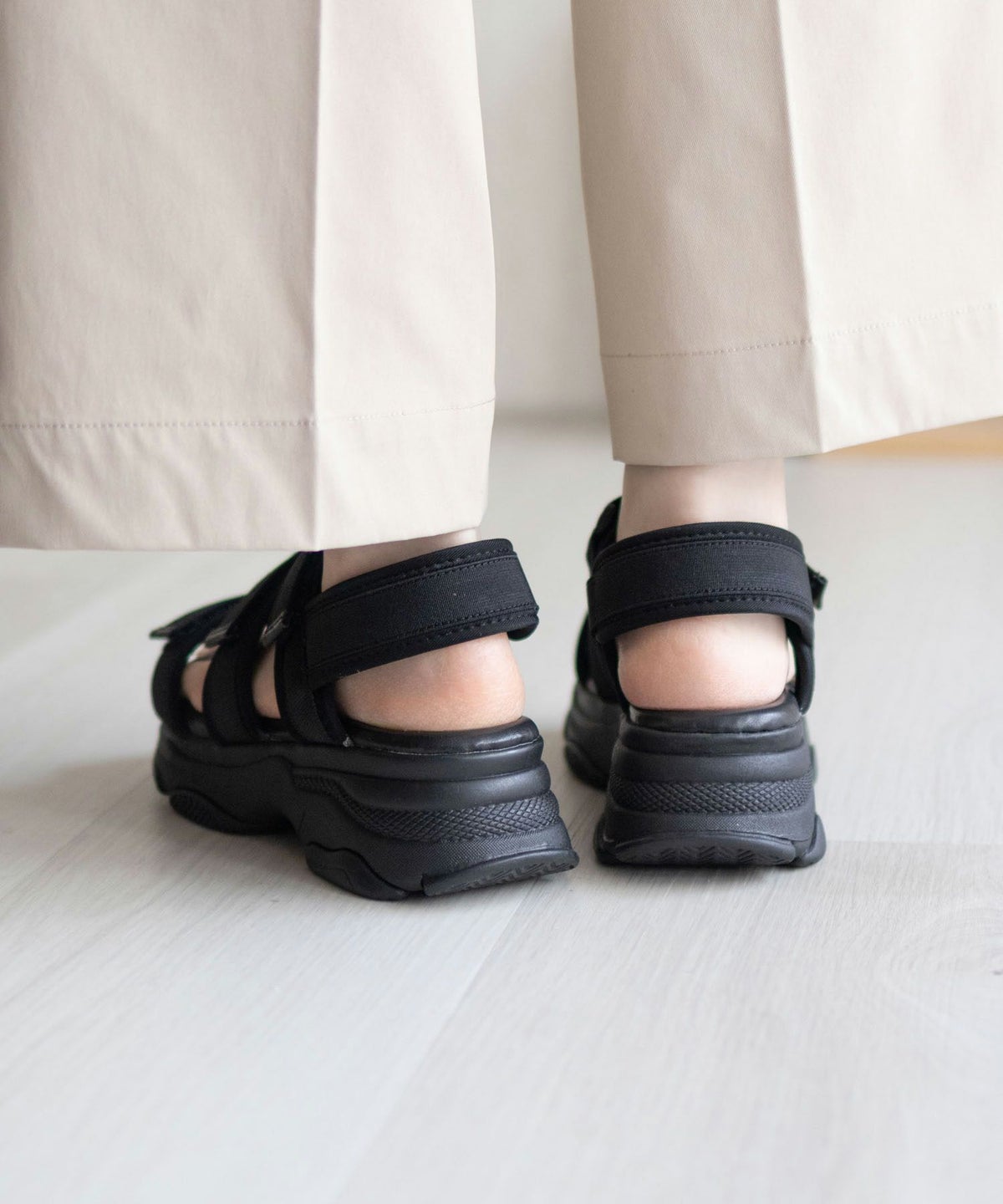 HusHusH テープ使いスポーツサンダル レディース