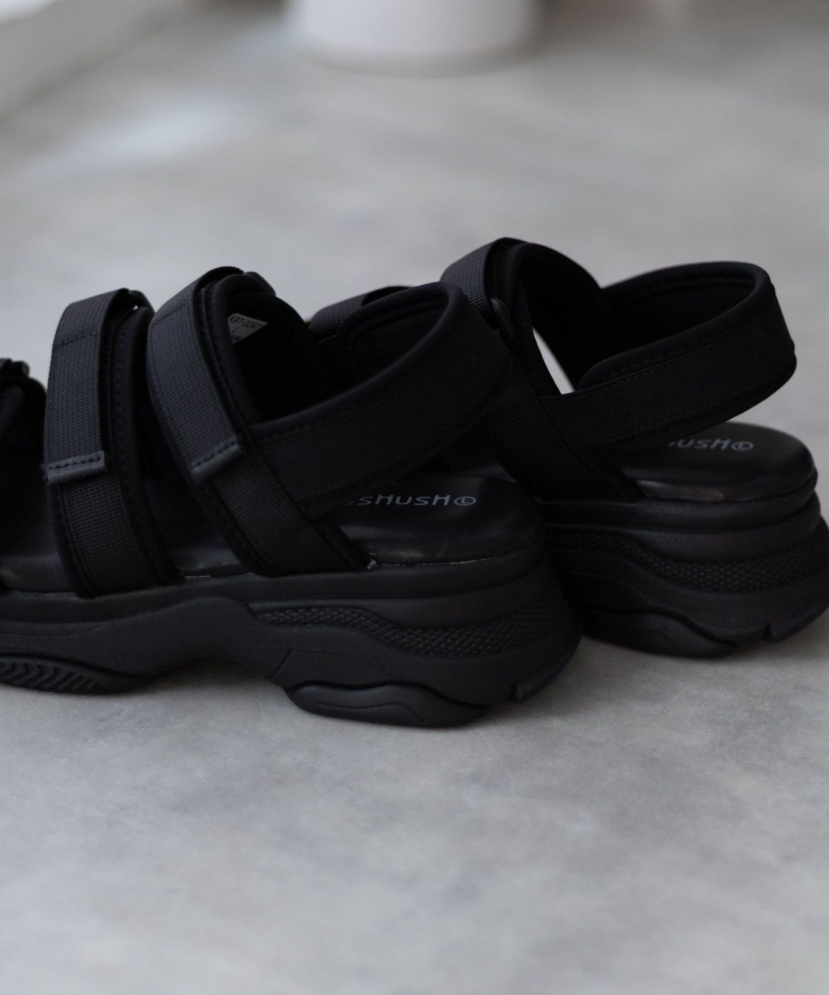 HusHusH テープ使いスポーツサンダル レディース