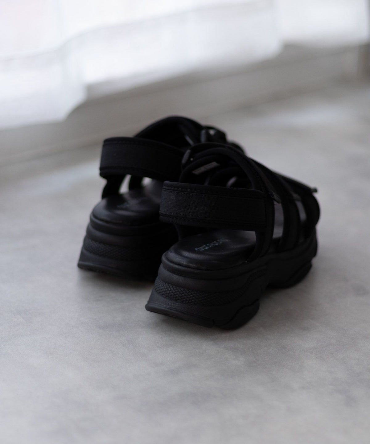 HusHusH テープ使いスポーツサンダル レディース