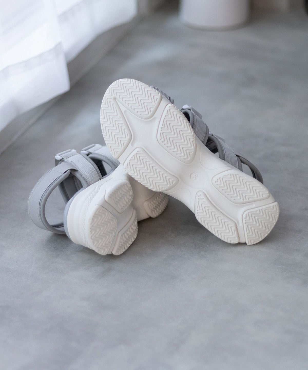 HusHusH テープ使いスポーツサンダル レディース