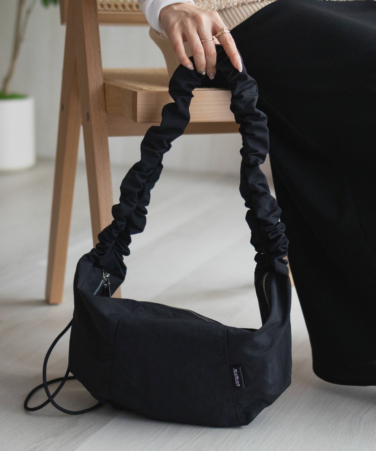 HusHusH ギャザーショルダーバッグ