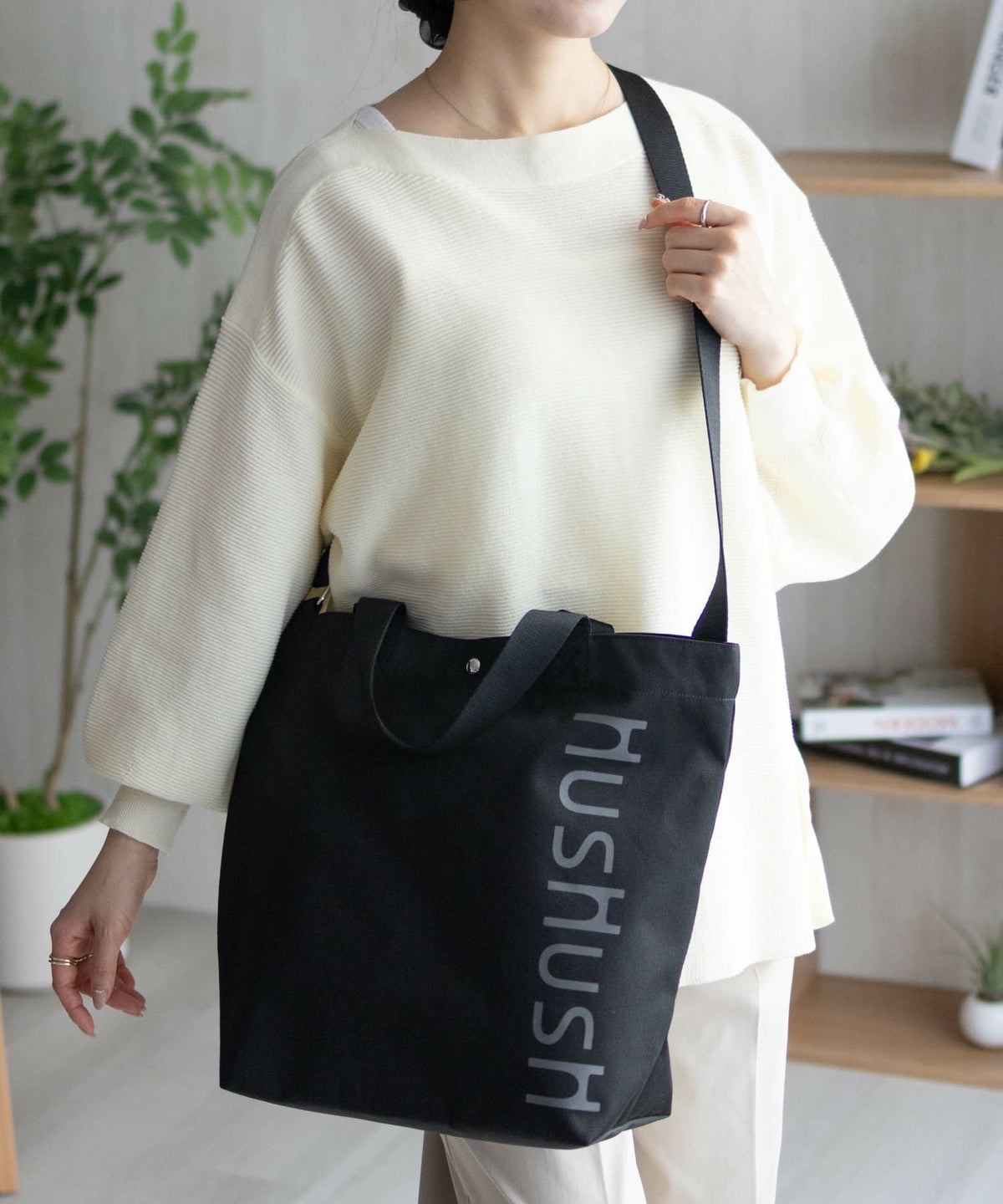 HusHusH ロゴ入りトートバッグ