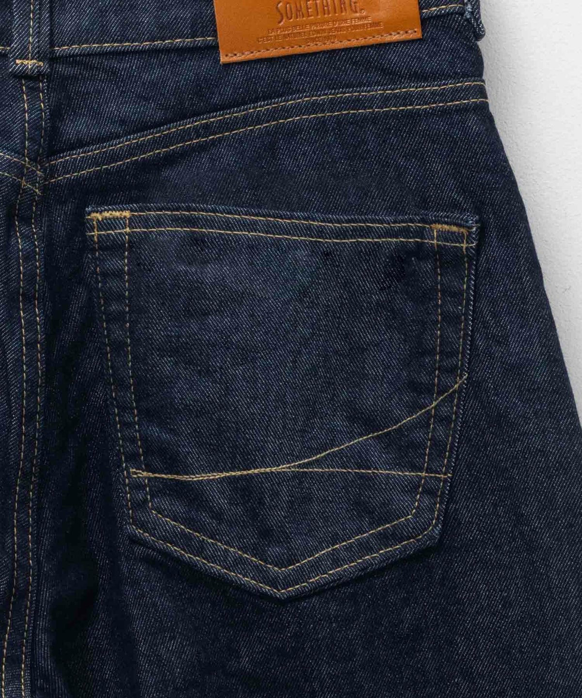 SOMETHING HANA タックカーブデニムパンツ レディース