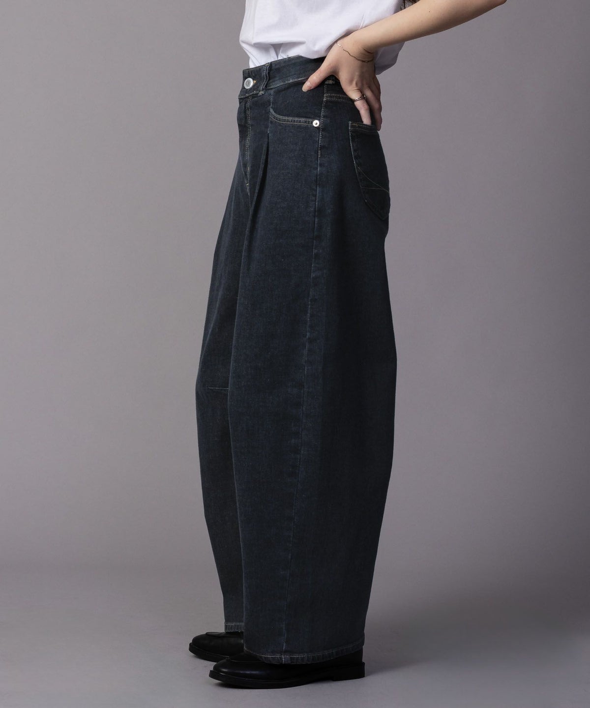 SOMETHING HANA タックカーブデニムパンツ レディース