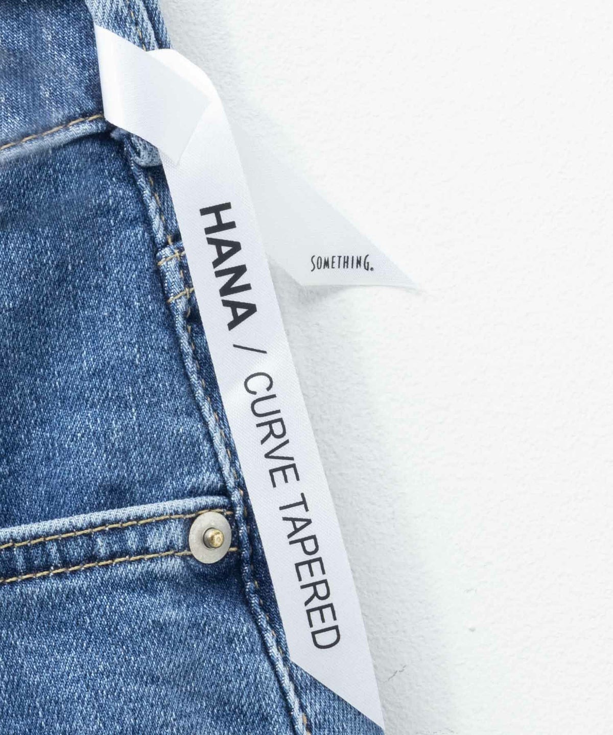 SOMETHING HANAタックカーブデニムパンツ レディース