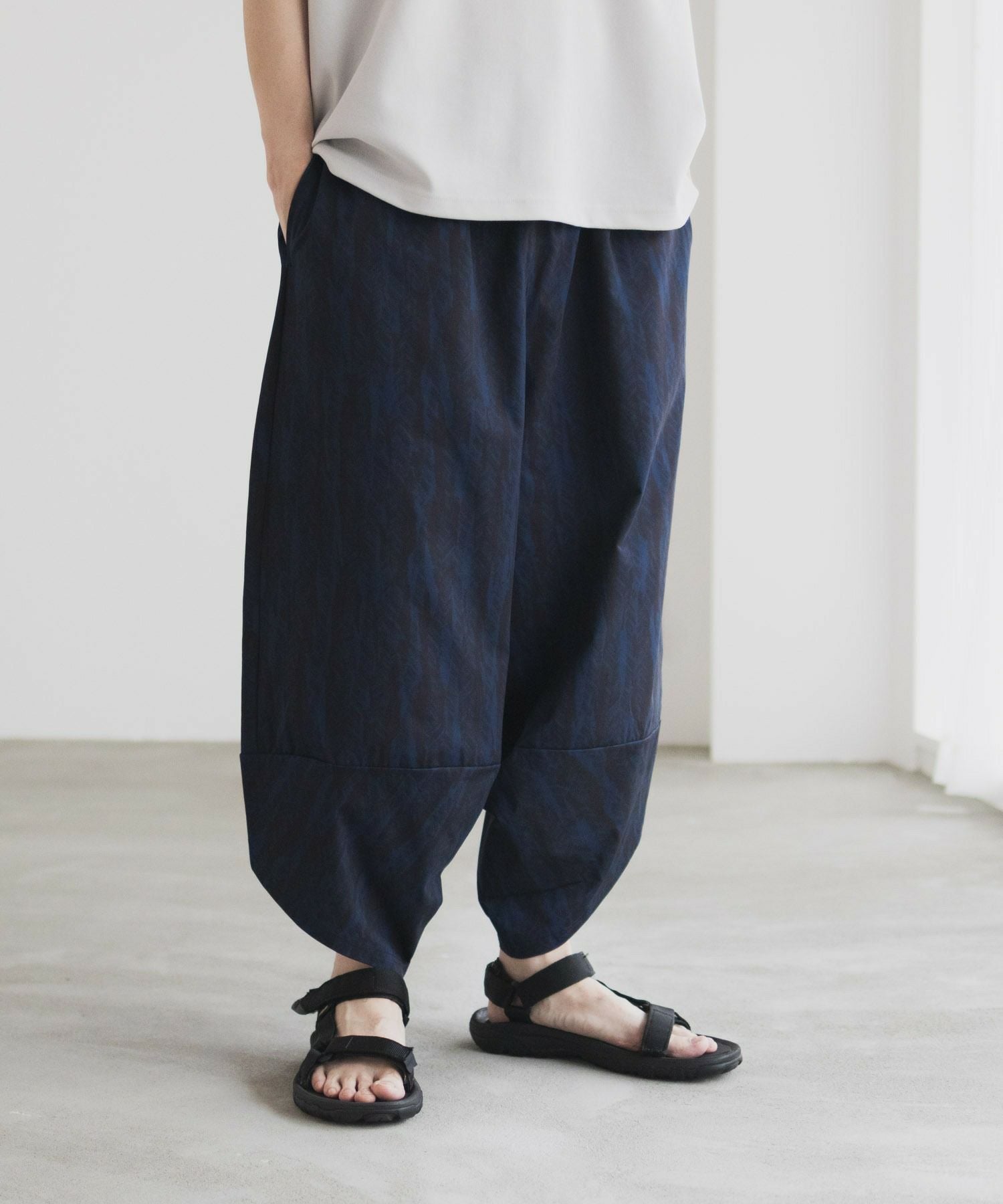 HUIS. 遠州織物　みじんコール　サルエルバルーンパンツ　ネイビー NAVY SARARI バルーンロングパンツ メンズ