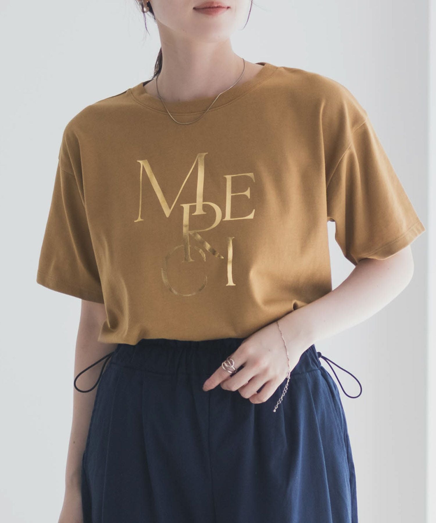 me by ISSEY　MIYAKE　ブロンズ　箔プリント　プリーツ加工トップス Idnes MERCI箔プリントTシャツ レディース