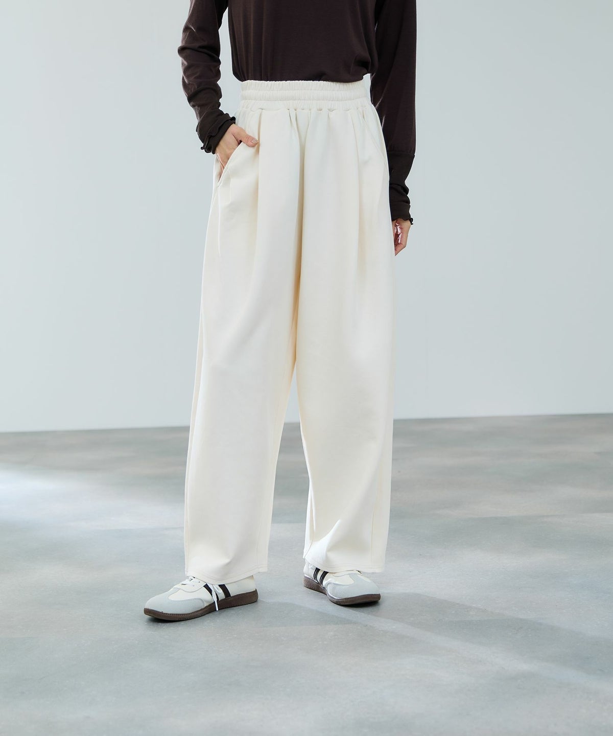 milli de l'air ポンチ素材 リラックスカーブパンツ レディース