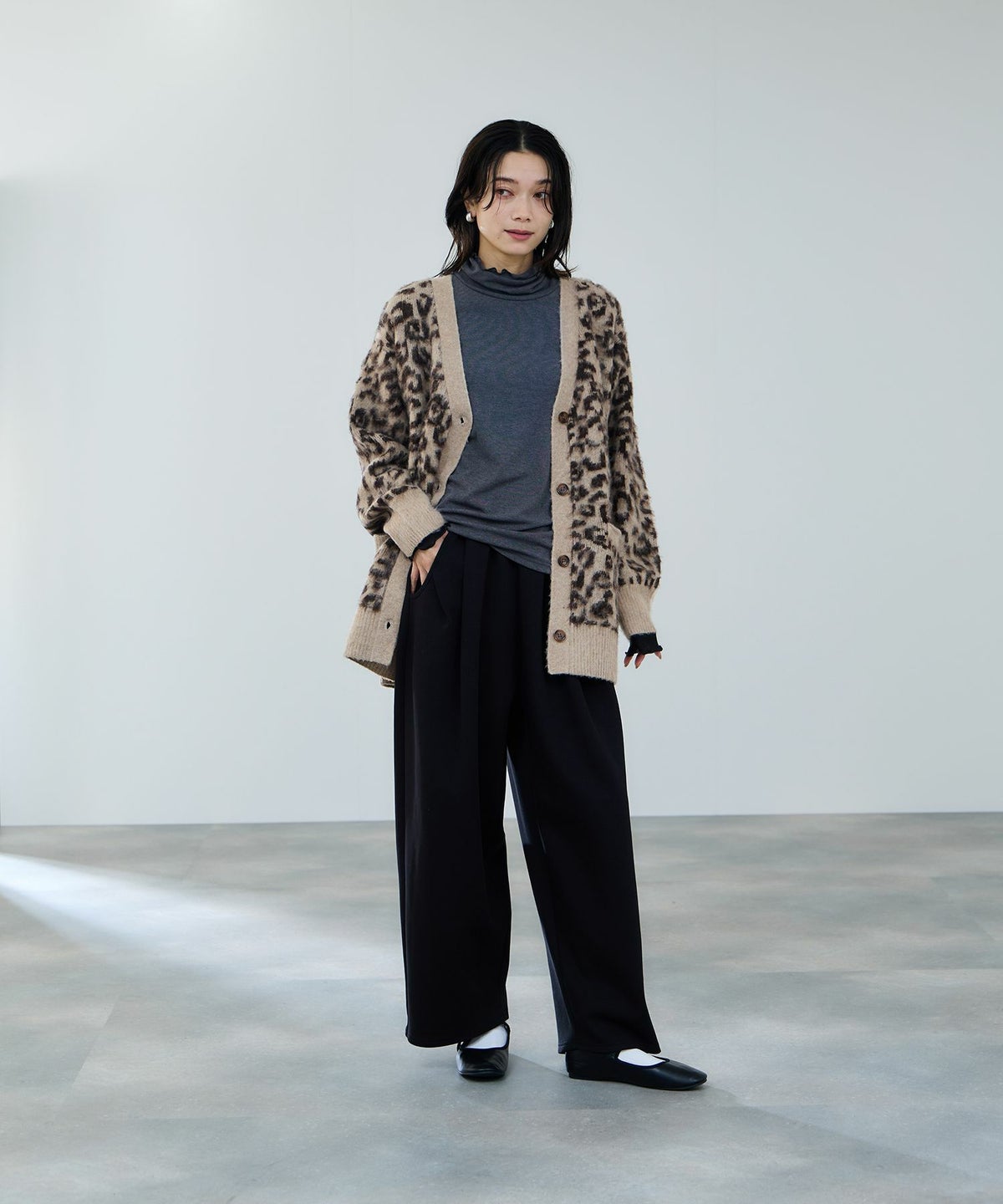 milli de l'air ポンチ素材 リラックスカーブパンツ レディース