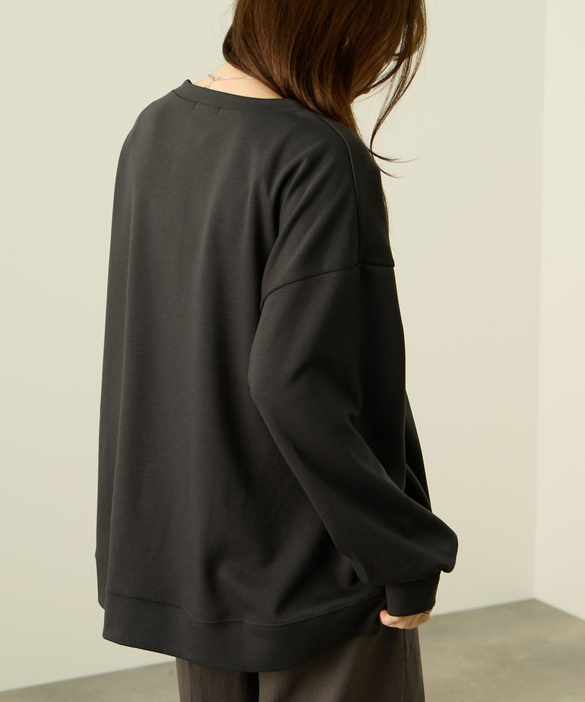 nAvy ポンチ素材 ロゴプリントプルオーバー レディース