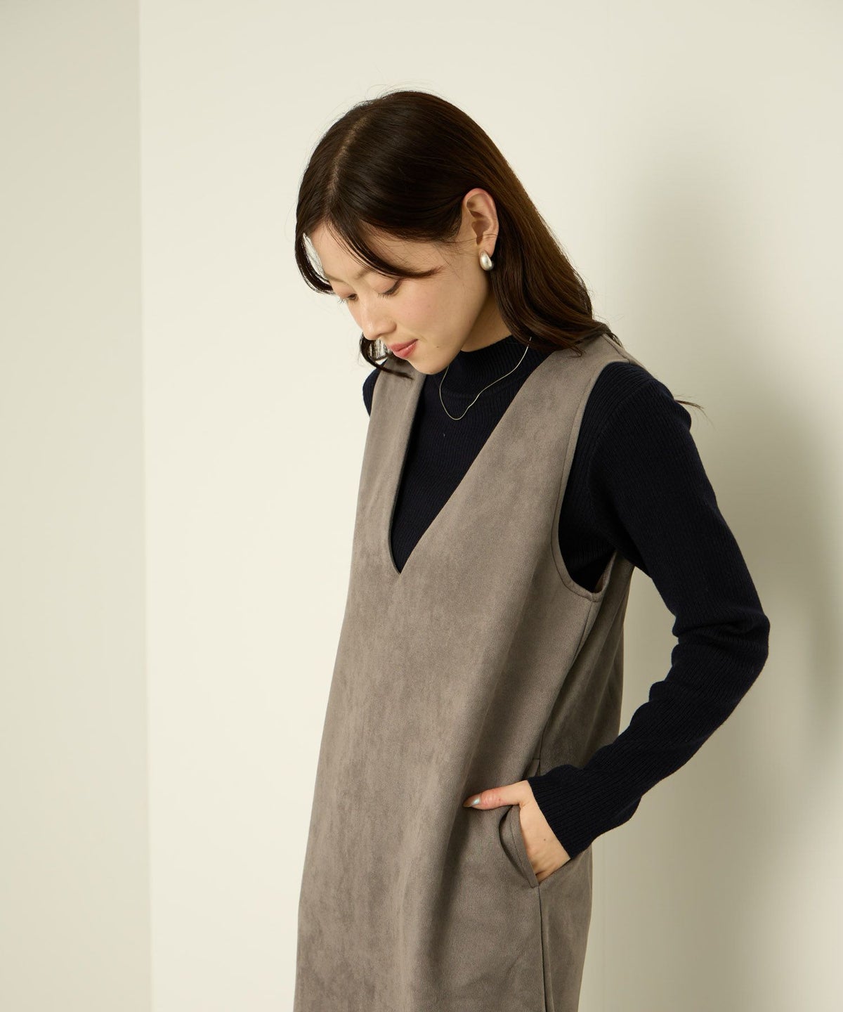 nAvy ポンチ素材 フェイクスエードジャンパースカート レディース