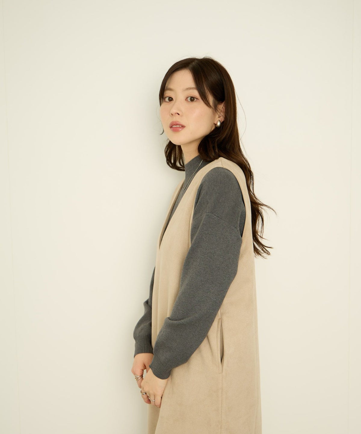 nAvy ポンチ素材 フェイクスエードジャンパースカート レディース