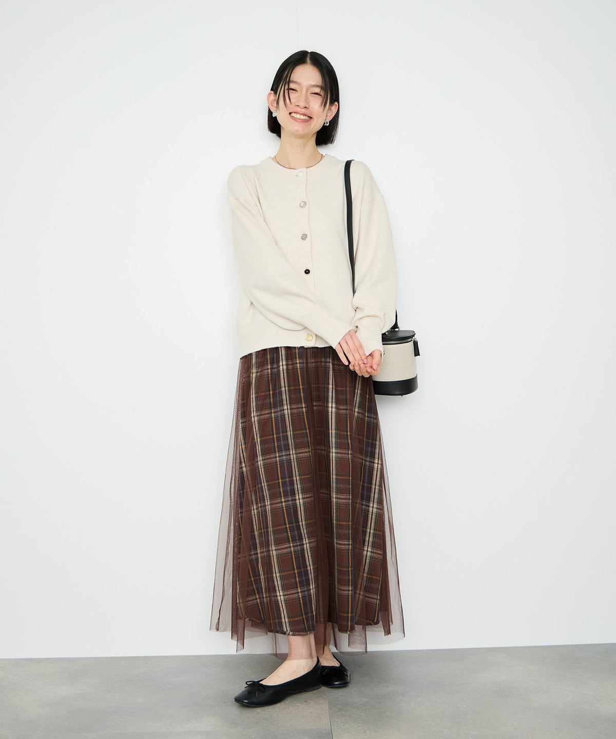 Idnes アソートビジューボタン ヤクライククルーネックカーディガン レディース