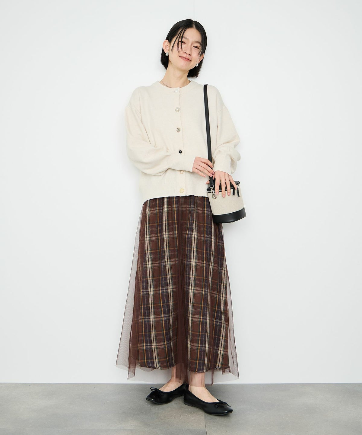 Idnes アソートビジューボタン ヤクライククルーネックカーディガン レディース