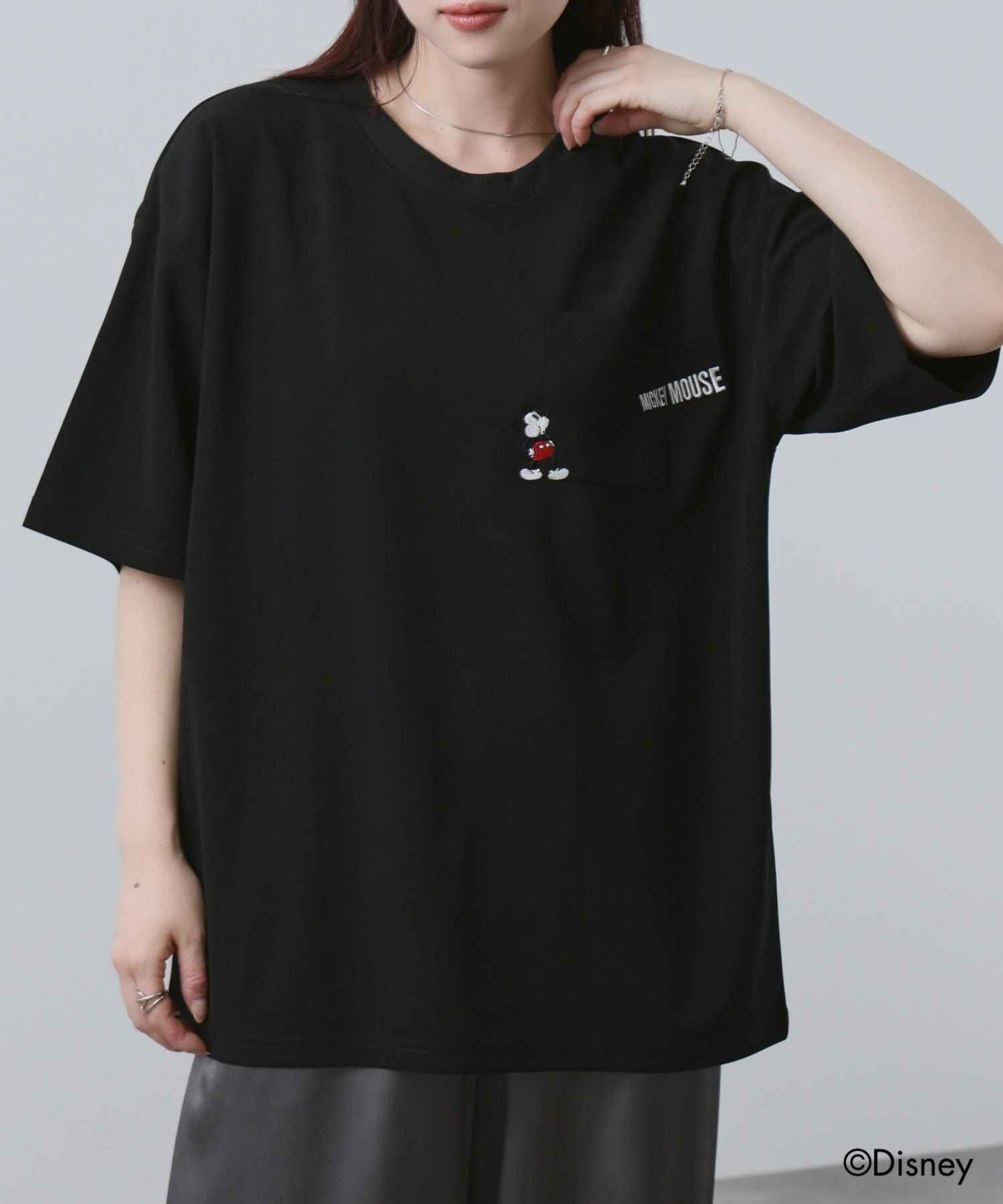 Disney 『ミッキーマウス』 / ポケット刺繍Tシャツ メンズ
