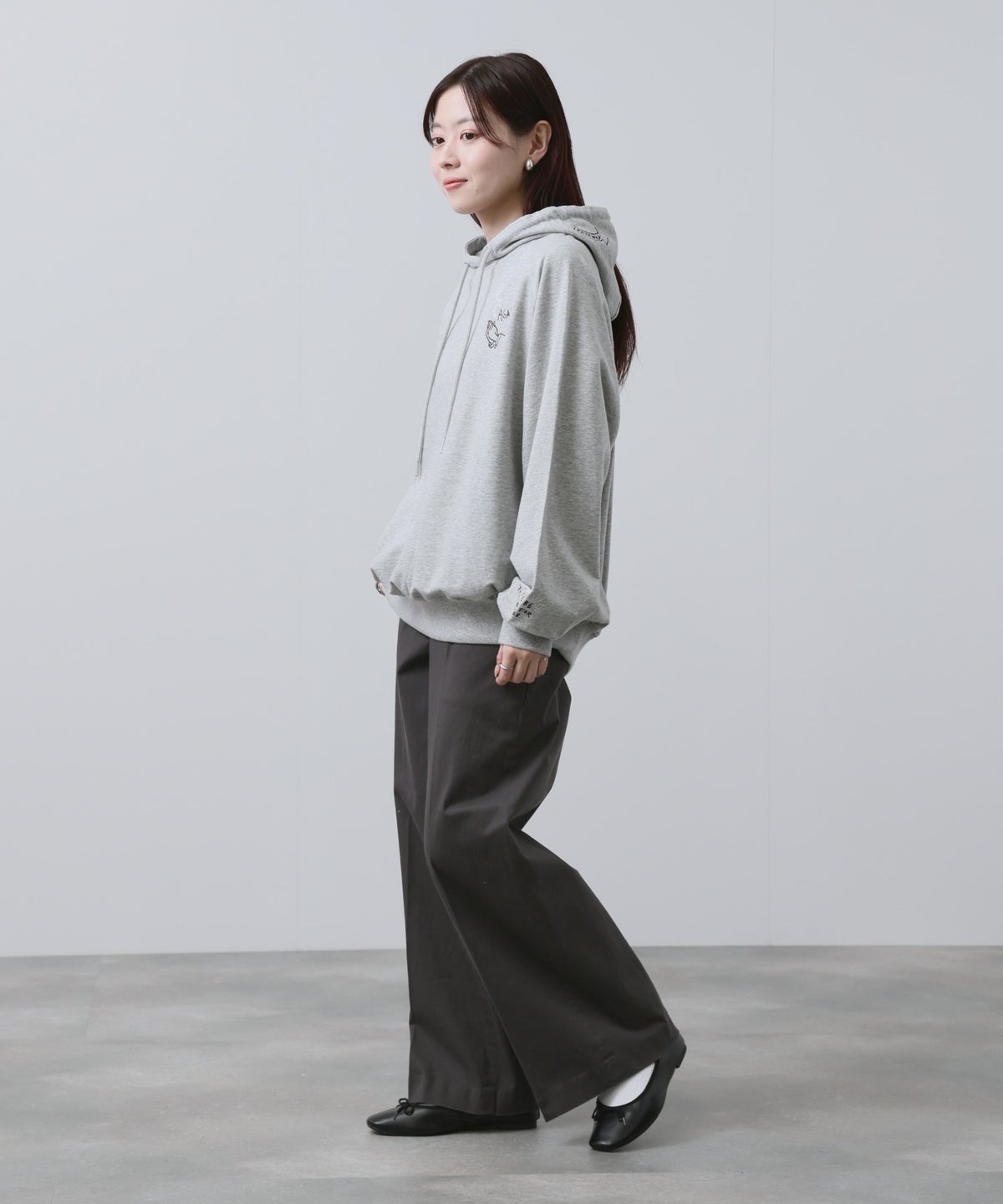 NAVY プルオーバーパーカー 飛び刺繍 コットン ミニ裏毛 ラグラン レディース