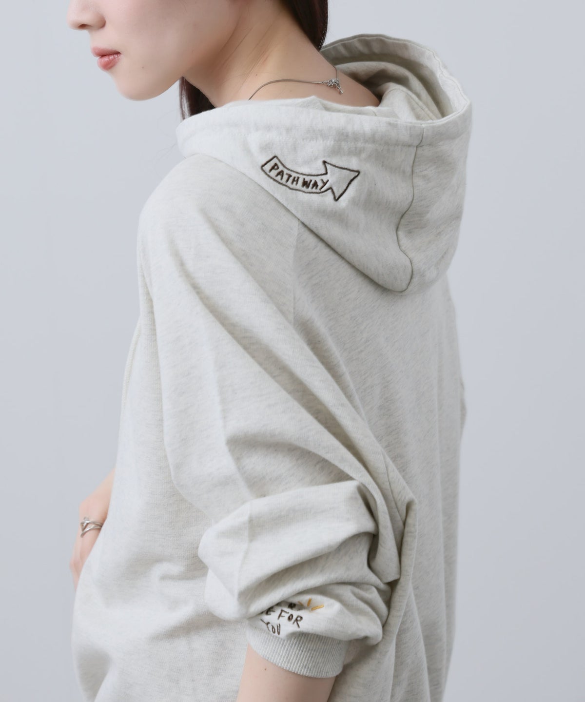 NAVY プルオーバーパーカー 飛び刺繍 コットン ミニ裏毛 ラグラン レディース