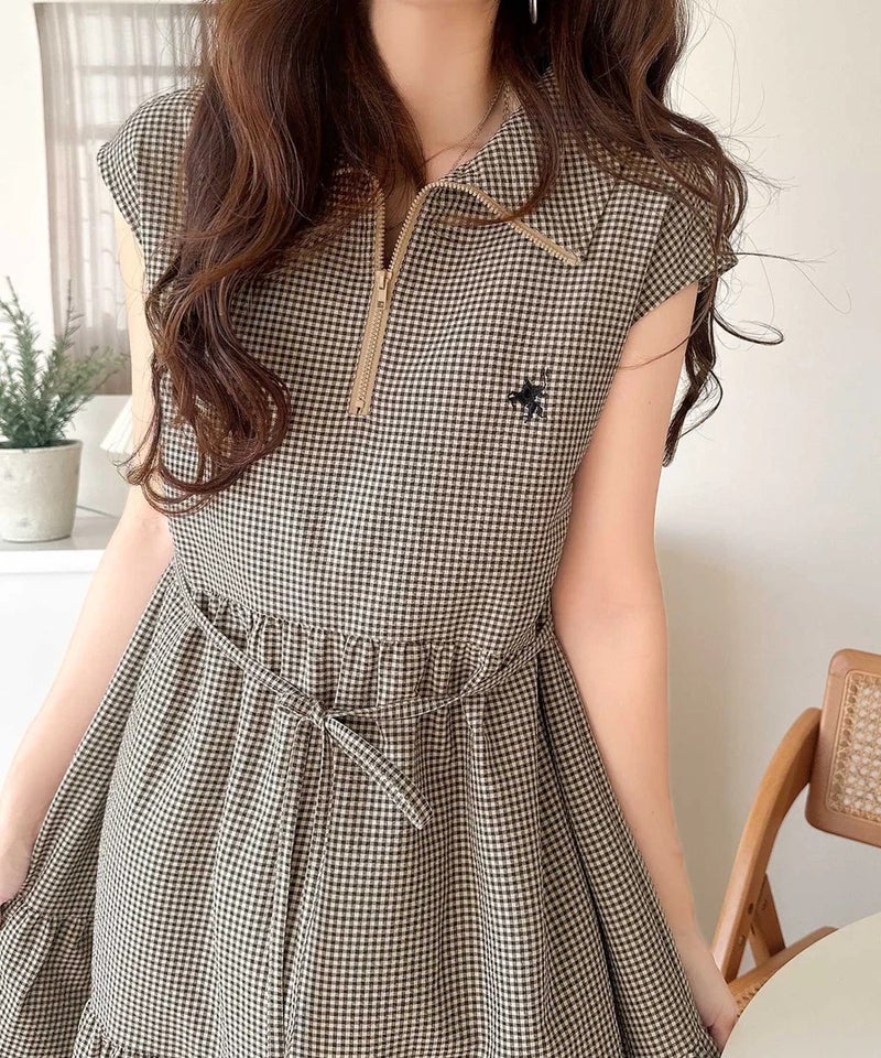 Classical Elf 【UVカット ・吸湿速乾 ・防シワ機能付き】ヘルシーな肌見せで、抜け感のある大人カジュアル♪サッカーハーフジップフレンチスリーブティアードワンピース商品画像-28