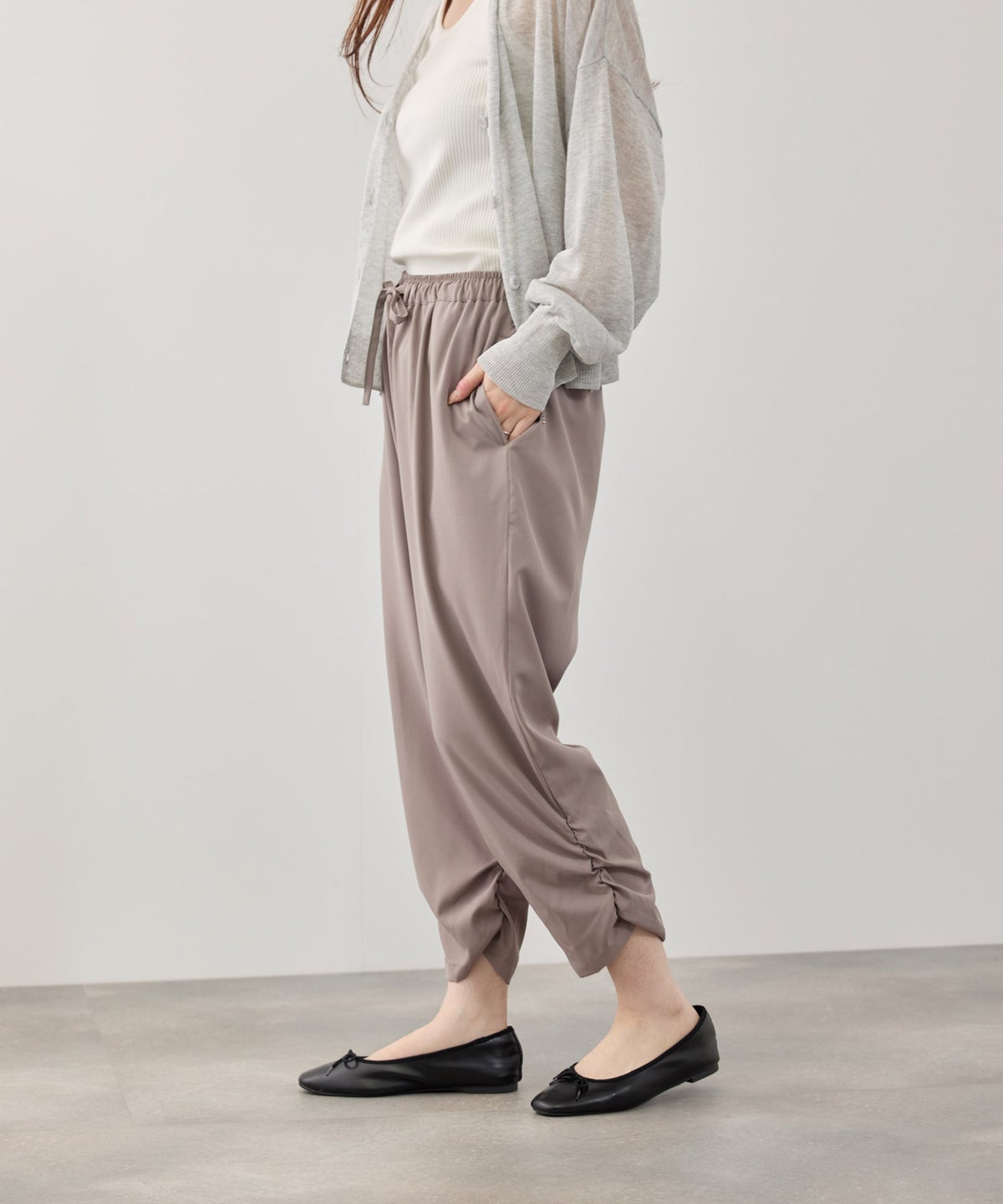 ストレッチ裾シャーリングクロップドパンツ レディース