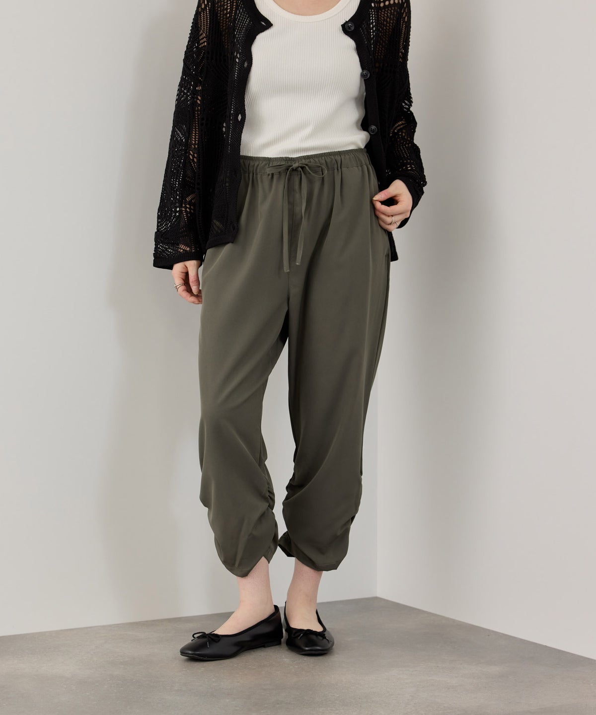 ストレッチ裾シャーリングクロップドパンツ レディース