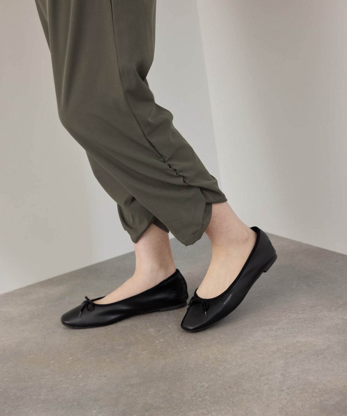 ストレッチ裾シャーリングクロップドパンツ レディース