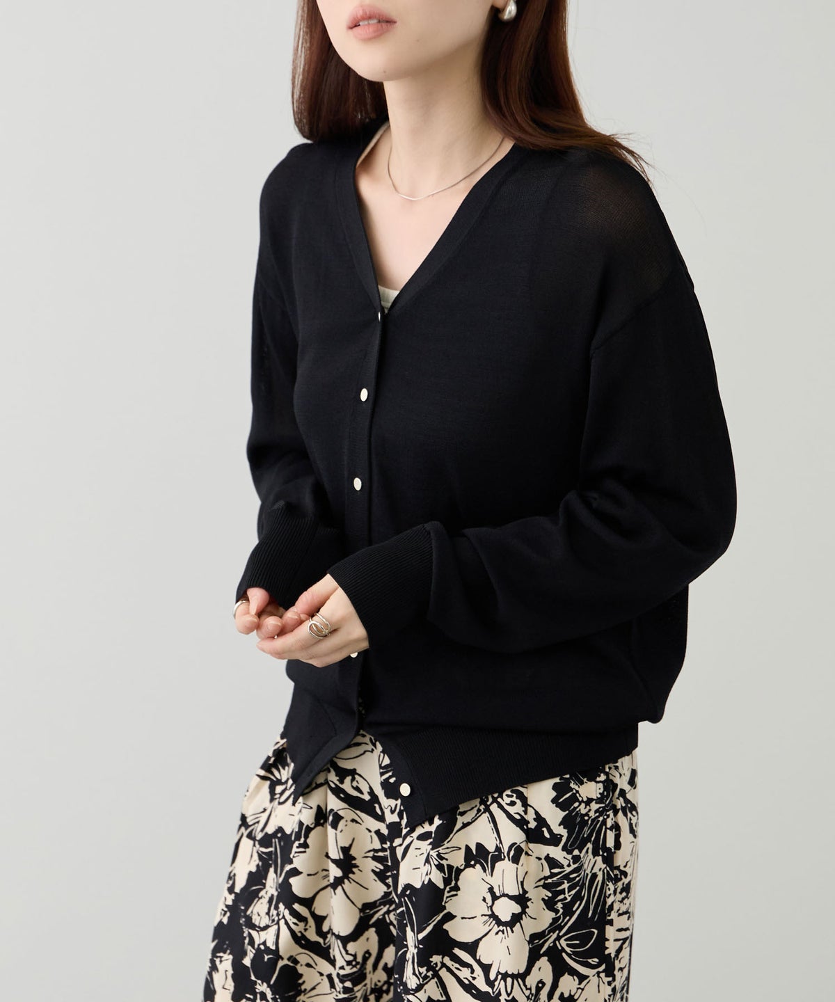 NAVY SARARI Vネックカーディガン レディース