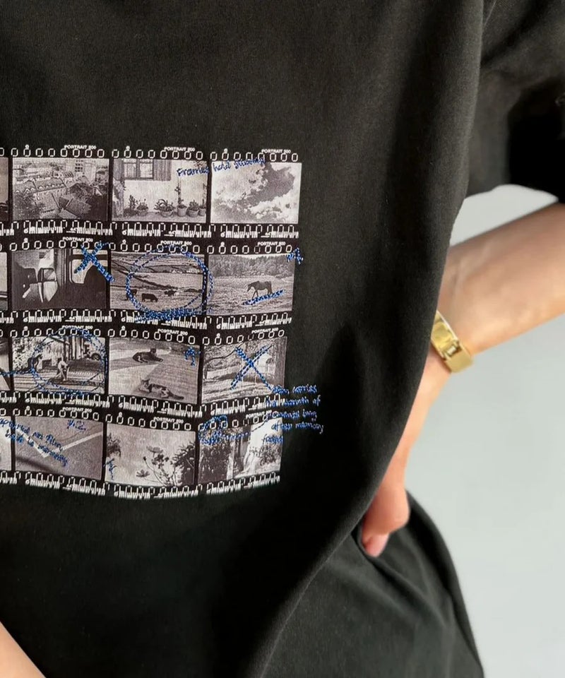 Classical Elf 【接触冷感機能付き】ただのTシャツじゃ、終わらない。フィルムネガフォトプリント×ラクガキ刺繍Tシャツ(半袖)商品画像-30
