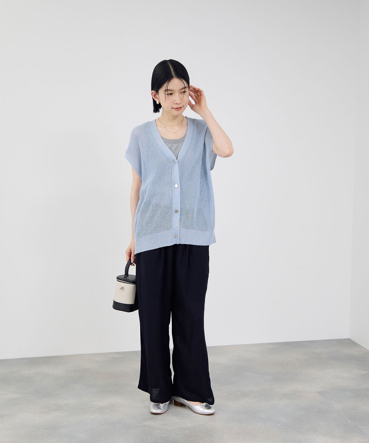 Idnes 麻タッチVネック ニットベスト ゴールドボタン レディース
