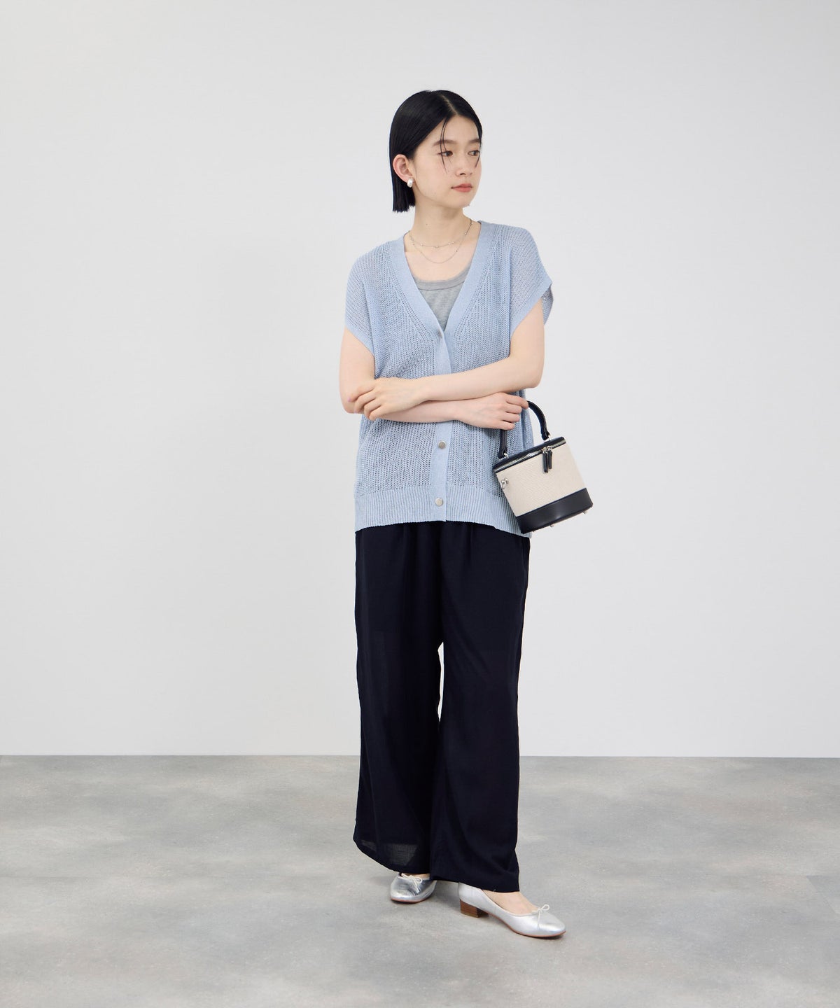 Idnes 麻タッチVネック ニットベスト ゴールドボタン レディース