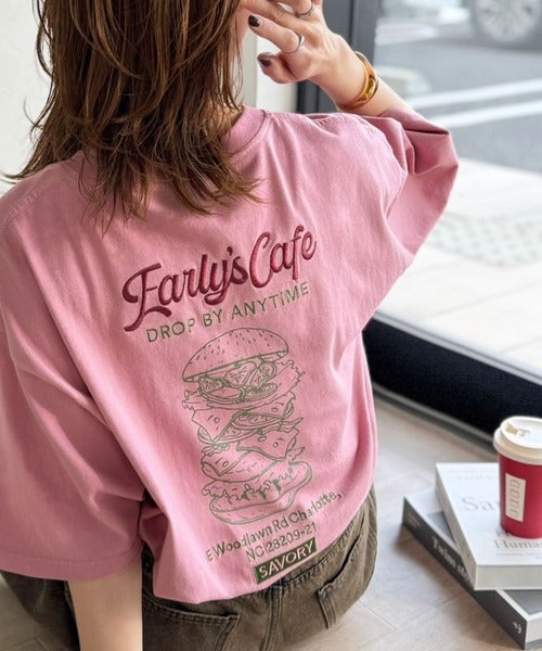 Classical Elf《JaVaジャバコラボ》遊び心のあるカフェロゴが映えるバックプリントT。刺繍使いハンバーガーデザインTシャツ商品画像-3