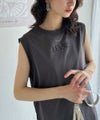 Classical Elf 春夏コーデの主役！シルケット胸元刺繍サイド裾スリット入りノースリーブカットソー商品サムネイル-14