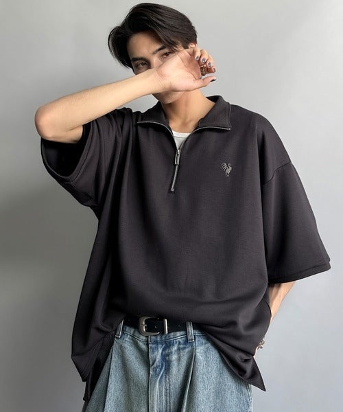 Classical Elf 《JaVaジャバコラボ》遊び心もこなれ感もキメる。刺繍入りダンボール素材ジップ半袖Tシャツ商品画像-4