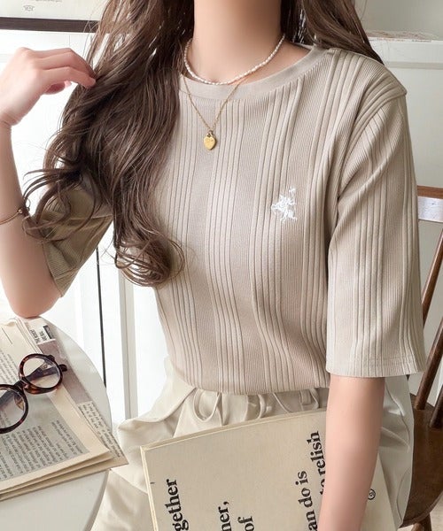 Classical Elf 品よく、すっと、毎日に馴染む。オーガニックコットンランダムリブ胸元刺繍Tシャツ（半袖）商品画像-1