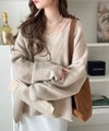 Classical Elf ふんわり包み込む暖かさで、冬の定番に。ゴールドボタン使いオーバーサイズVネックニットカーディガン（長袖）商品サムネイル-23