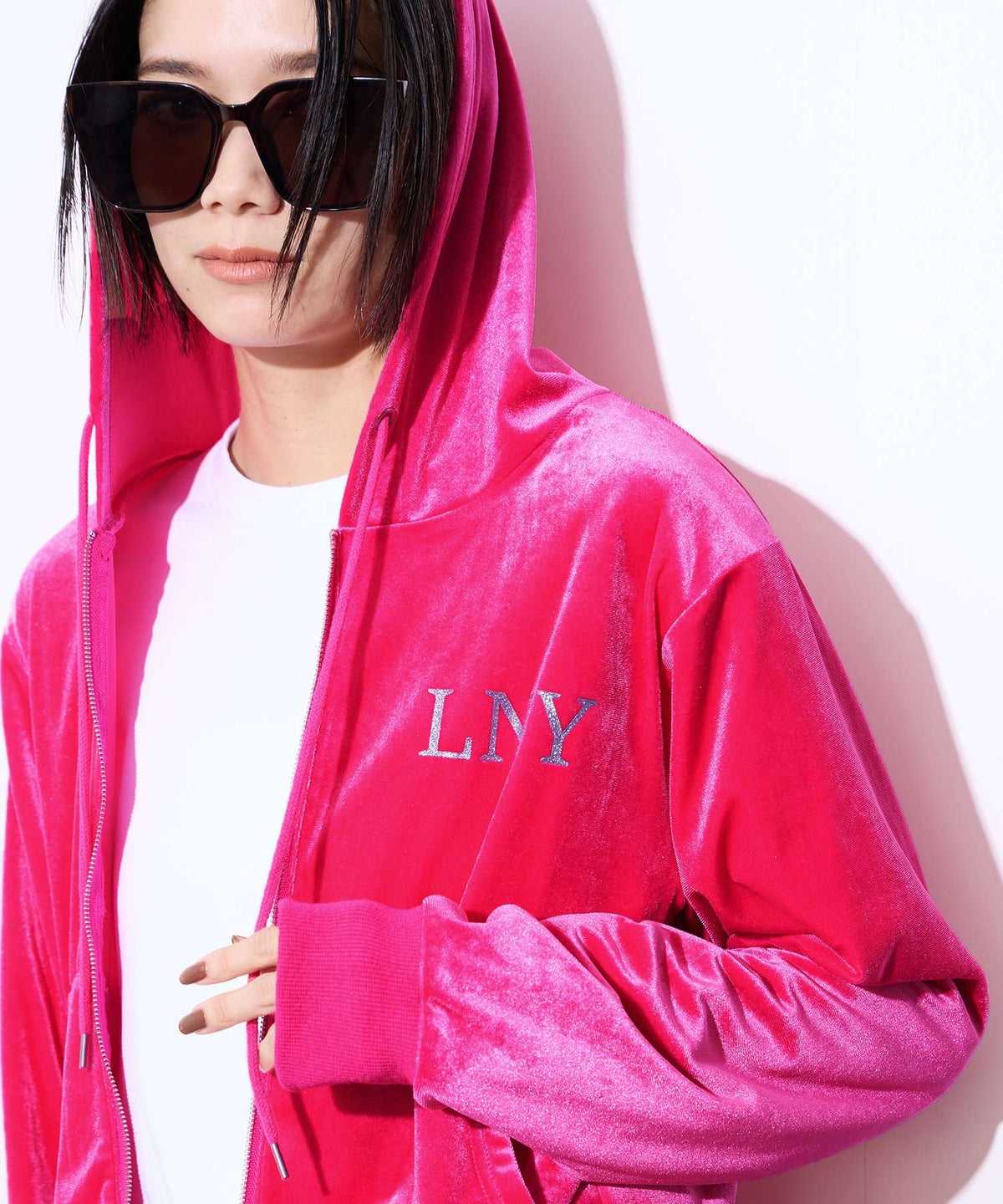 Little New York クロップド丈ベロアジップフーディー ロゴ刺しゅう レディース