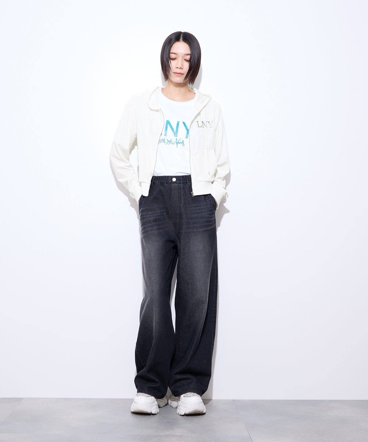 Little New York クロップド丈ベロアジップフーディー ロゴ刺しゅう レディース